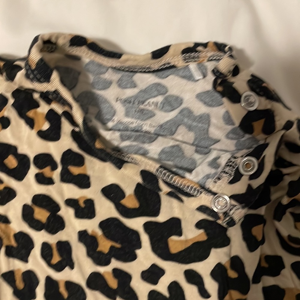 Newborn leopard snap onesie - Picture 2 of 3